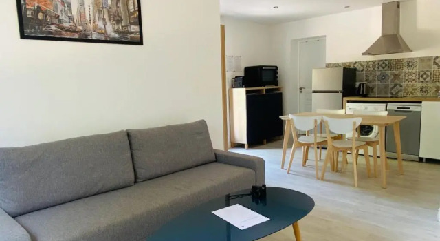 Bel appartement avec terrasse et beau jardin classé 1 étoile, Забронировать Апартаменты/квартира Отели Ла-Сьота с парковкой, рядом с Plage aux Chiens, Парковка