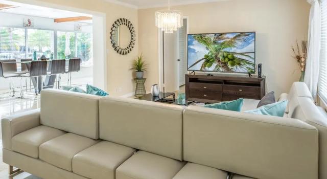 Gorgeous Canal W/ Private Pool & Dock 3 Bedroom Home, Забронировать Дом для отпуска Виллы Broward County, Вилла