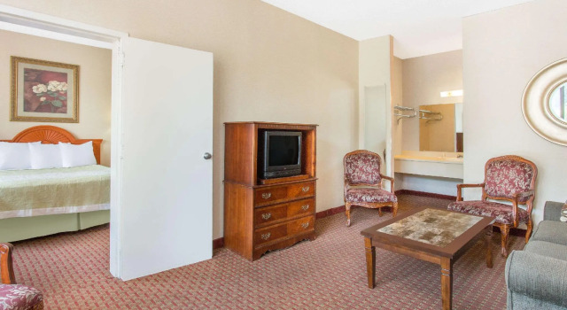 Четырёхместный люкс c 1 комнатой Days Inn by Wyndham Princeton