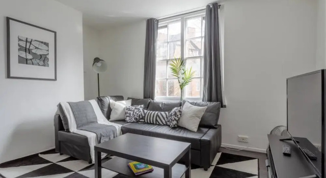 Spacious and Modern 1 Bedroom Flat in Shoreditch, Забронировать Отель Тауэр-Хэмлетс Лондон, рядом с 19 Princelet St Museum