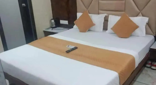 Hotel Raj Palace, Забронировать Отель Ахмадабад штат Гуджарат, рядом с Vastrapur Lake