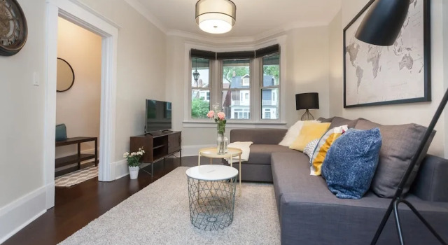 Applewood Suites - 4 BDRM Danforth House, Varaa Hotelli Toronto 
