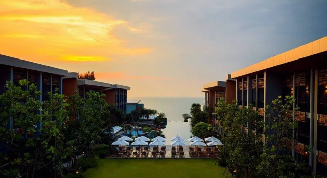 Вилла с бассейном рядом с пляжем Курортный отель Renaissance Pattaya Resort & Spa