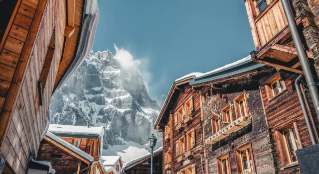 Swiss chalet-studio in the historical Leukerbad, Book Chalet Sommerhuse i Leukerbad, Hytte