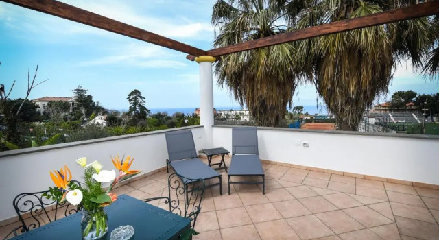 Четырёхместный номер Standard с видом на море Bella Sorrento B&B