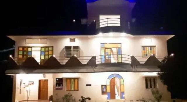 Lotus Garden Guest House, Забронировать Гостевой дом Отели Ауровиль с парковкой, рядом с Matrimandir, Парковка