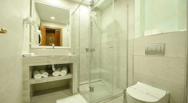 Четырёхместный семейный номер Standard с балконом Hotel Lazaro