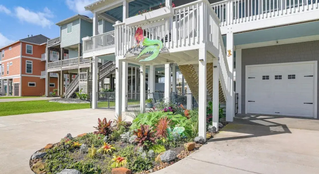 Коттедж 2 Blocks to Shore: Crystal Beach House w/ Yard!