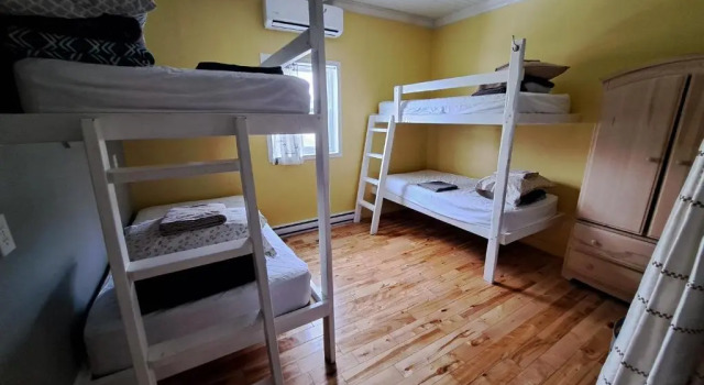 Кровать в общем номере Auberge Jeunesse LouLou's Backpacker Hostel