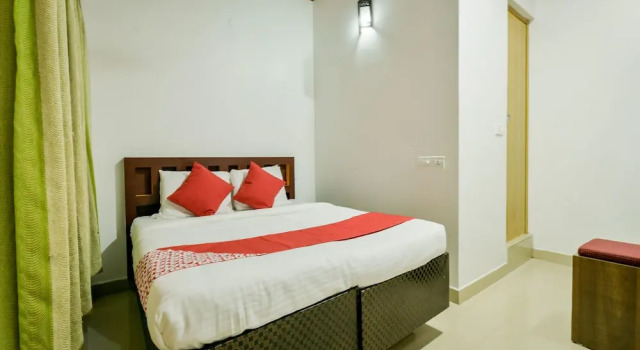 OYO 14226 Hotel Gago Inn, Забронировать Отель Отели штата Кералы с парковкой, Парковка