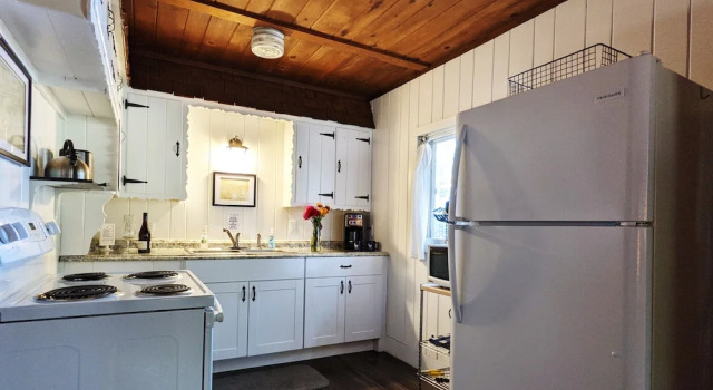 Коттедж Premium POV Lake Resort & Glamping Campground