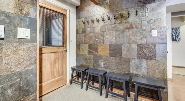 Expansive 2 Bedroom Downtown Aspen Condo, Walk to Gondola for Skiing, Steps to Dining, Shopping and Entertainment, Забронировать Отель Отели Аспен 4 звезды, рядом с Bell Mountain, 4*