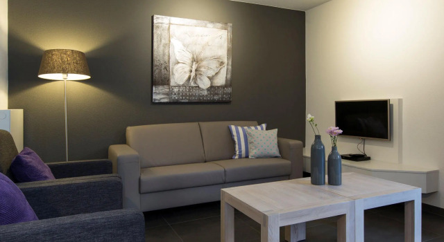 Luxurious villa with washer and dishwasher, in a green area, Prenota Villa Hotel a Limburgo con parcheggio, Parcheggio