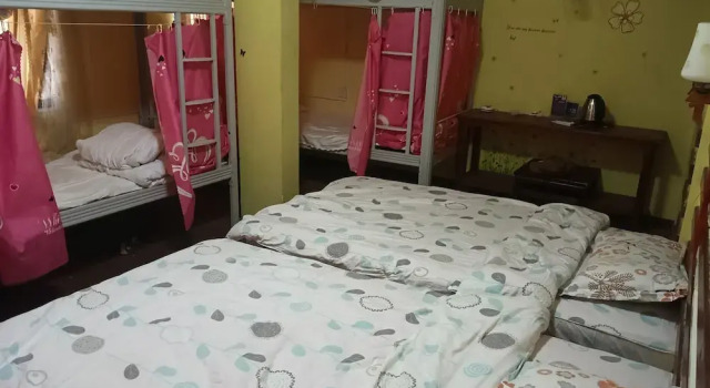 Кровать в общем номере Drunken Beauty hotel