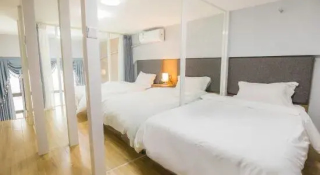 Кровать в общем номере WB Holiday Inn (Foshan Daliang Qinghuiyuan Store)