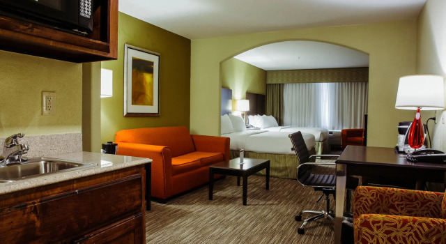 Четырёхместный люкс Holiday Inn Express Hotel & Suites Waller by IHG