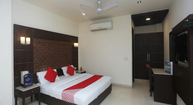 The Metropolis Guest House Near RK Ashram Metro Station