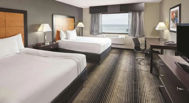 Четырёхместный номер Standard с видом на озеро La Quinta Inn & Suites by Wyndham Chicago - Lake Shore