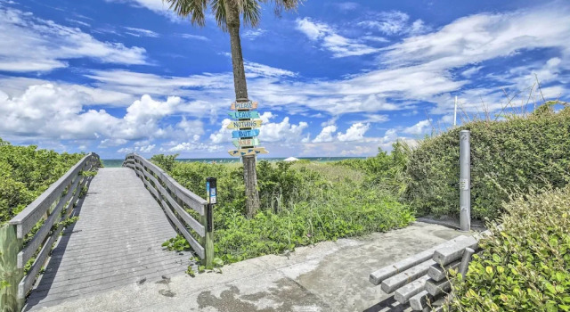 Коттедж с 3 комнатами с балконом Bayside Pad w/ Pool Access & Dock: 1/2 Mi to Beach