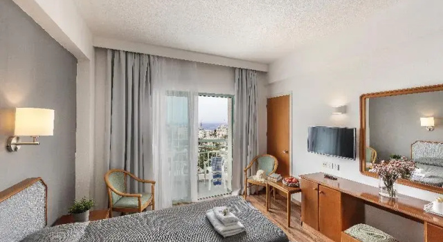 Standard Twin room with balcony and with partial sea view Antigoni Hotel