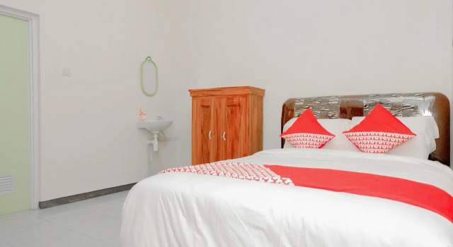 RedDoorz near BNS 3 Kota Wisata Batu, Book Hotel Hotels in Batu with Parking, near Jatim Park 2, Parking