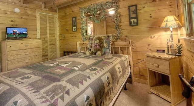 Cupids Hideaway by Heritage Cabin Rentals