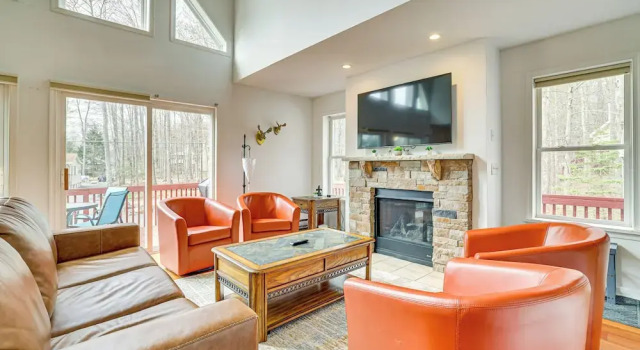 Коттедж Hot Tub and Decks Tree-Lined Retreat in Pocono Lake