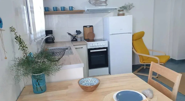 Апартаменты Beachside Retreat - Sleeps 4, Terrace & Views