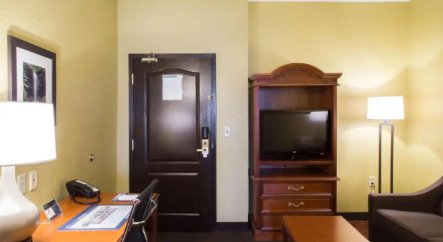Четырёхместный люкс Executive Inn & Suites