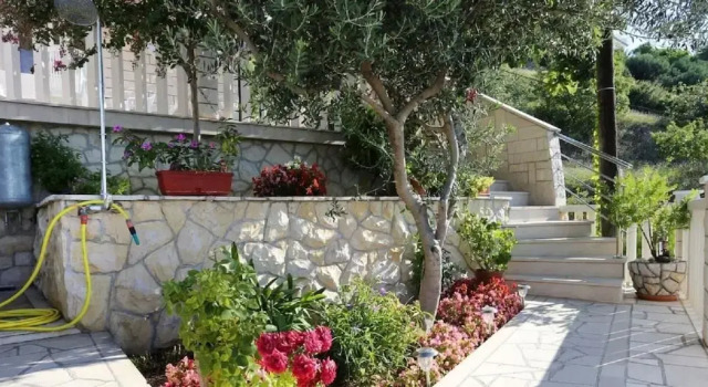 Neve - 100 m From Pebble Beach - A2, Rezerwuj Hotel Hotele w Split Region z parkingiem, Parking