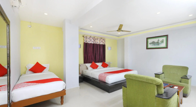 Номер Deluxe OYO 12765 Hotel Golden Rooms