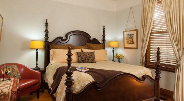 Four Kachinas Bed & Breakfast Inn, Забронировать Отель «постель и завтрак» Отели Санта-Фе с парковкой, рядом с Музей насекомых Harrell House of Natural Oddities and Bug Museum, Парковка