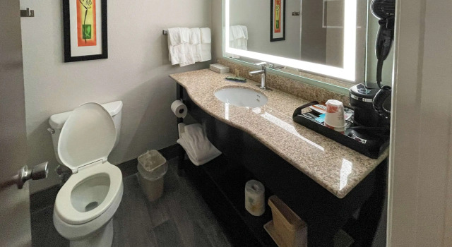 Четырёхместный номер Standard Clarion Pointe Rock Hill Near University