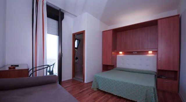 Трёхместный номер Standard Hotel President