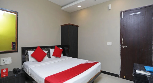 OYO 13392 Hotel Neeraj