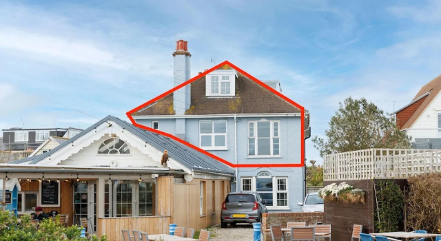 Апартаменты Chic 2-bed Seafront Haven Near Felpham Beach