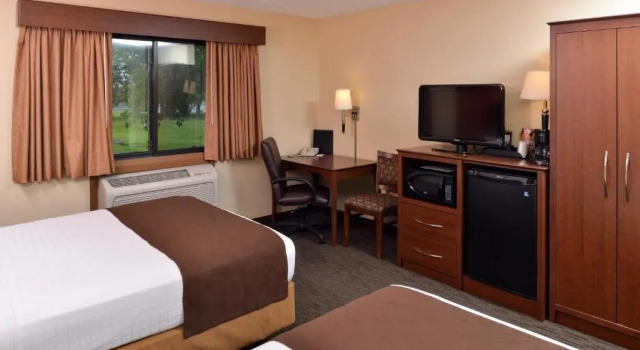 Четырёхместный люкс AmericInn by Wyndham Fergus Falls Conference Center