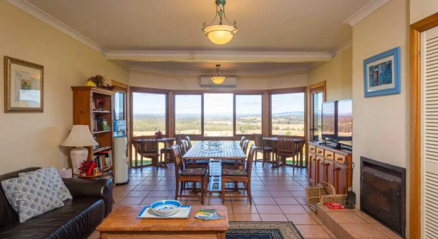 Коттедж с 6 комнатами Sovereign Hill Country Lodge