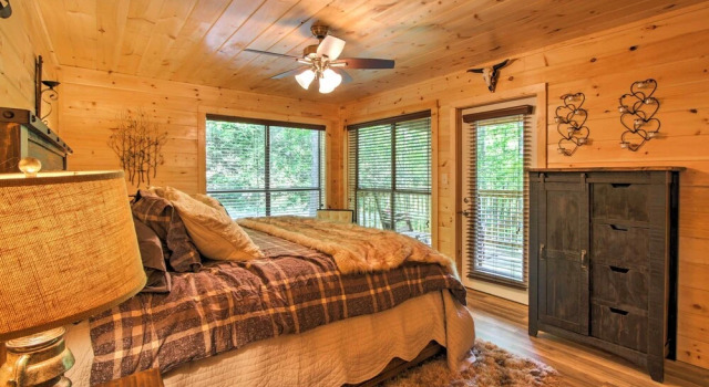 Gatlinburg Cabin w/ Hot Tub: 5 Mi to Downtown