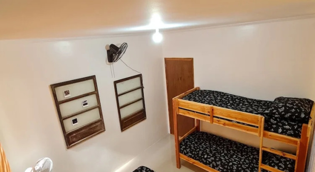 Кровать в общем номере MoRue's Den