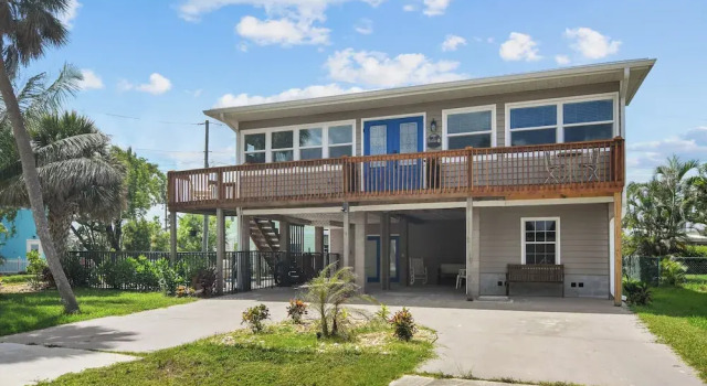 Коттедж 1 Mi to Fort Myers Beach Access! Chic Coastal Home
