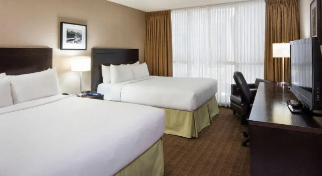 Кровать в общем номере Delta Hotels Calgary Airport In-Terminal