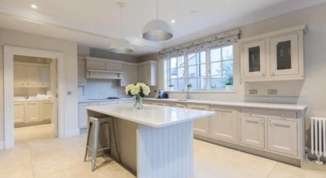 Stunning 5-bed House in London, Забронировать Дом для отпуска Коттеджи Лондона, рядом с Городской музей полиции, Коттедж