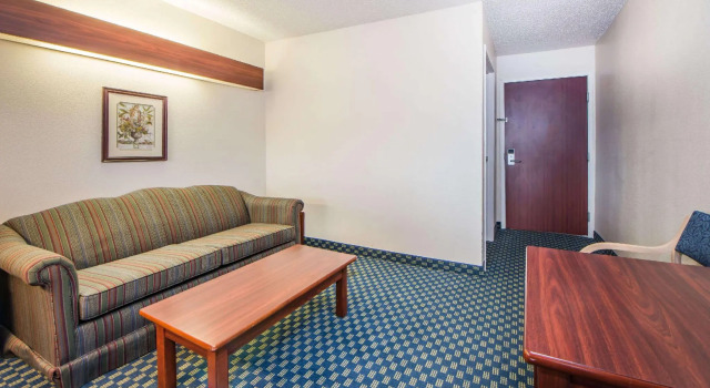 Люкс Microtel Inn & Suites by Wyndham Tulsa/Rt 66 Near Casino
