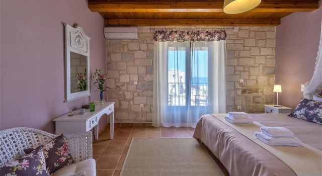 Emerald Villa 70m From the Beach