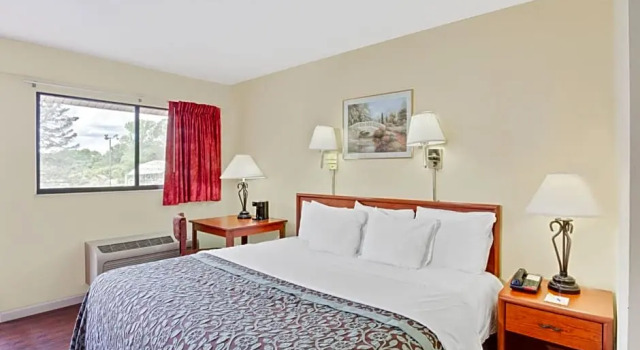 Номер Standard Days Inn by Wyndham Athens