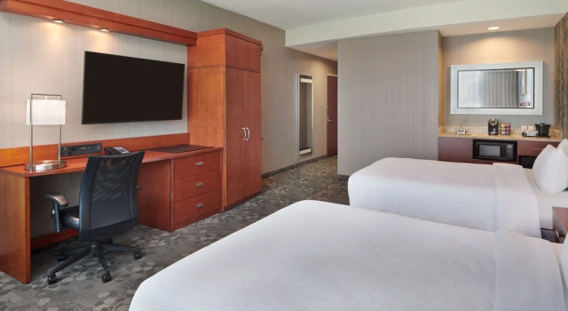 Четырёхместный номер Executive Courtyard by Marriott Ottawa East
