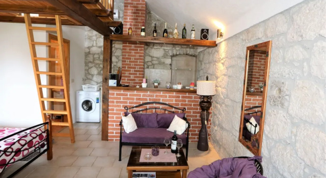 Holiday house in stone with heated pool