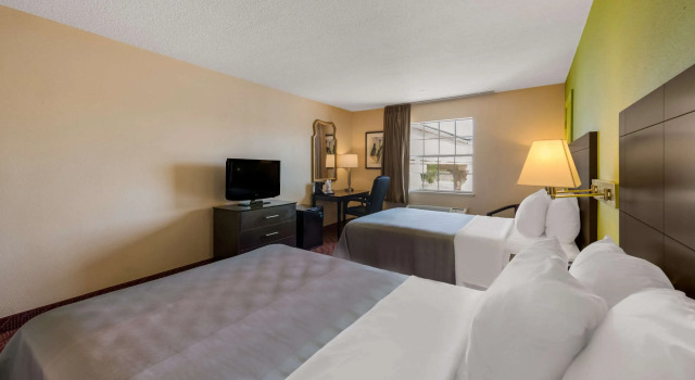 Четырёхместный номер Standard Quality Inn Saint Louis Airport