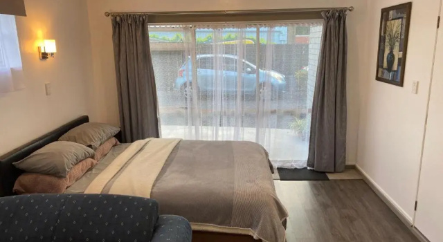 Люкс Standard Homestay En-Suite Private Bathroom, Private Entrance, Heatpump, Netflix close to Hospital
